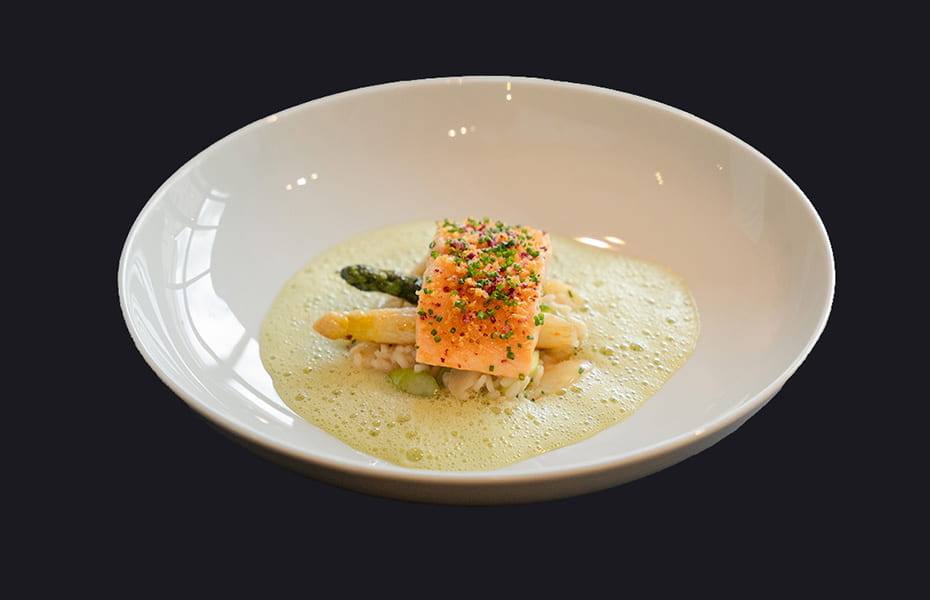 In Nussbutter confiertes Saiblingsfilet auf Risotto von getrockneten Kirschtomaten und gebratenem Spargel mit Bärlauchschaum