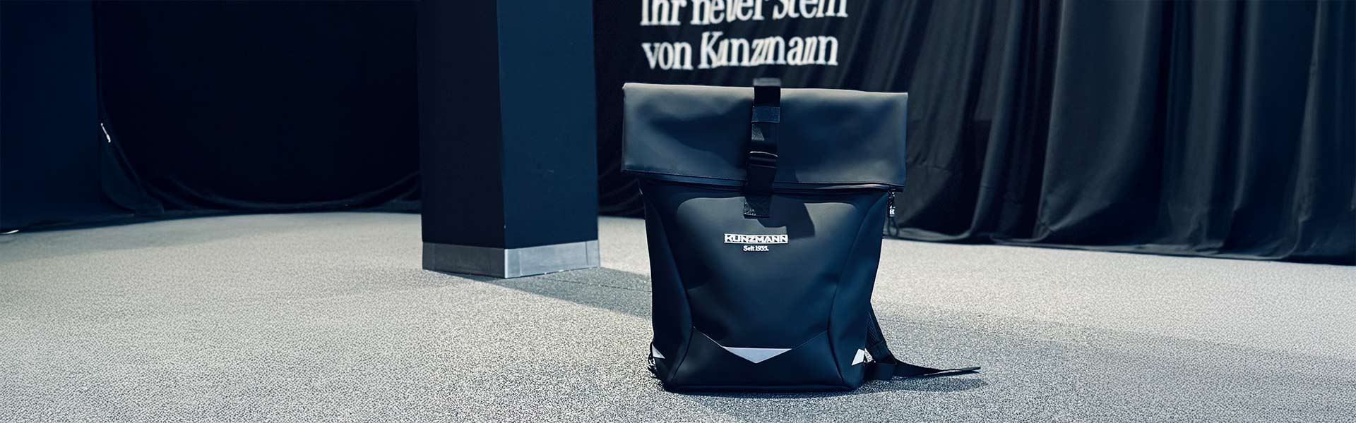 Kunzmann Rucksack in der Auslieferungshalle vor zugedecktem Fahrzeug
