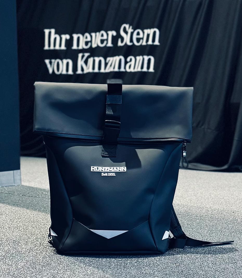Kunzmann Rucksack in der Auslieferungshalle vor einem verdeckten Fahrzeug