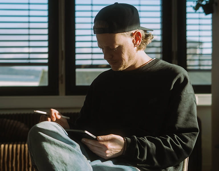 Tom Bilz beim Brainstorming in seinem Studio