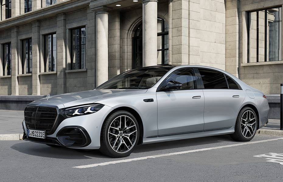 geparkte Mercedes-Benz S-Klasse V223 3/4 Front-Seitenansicht in Silber