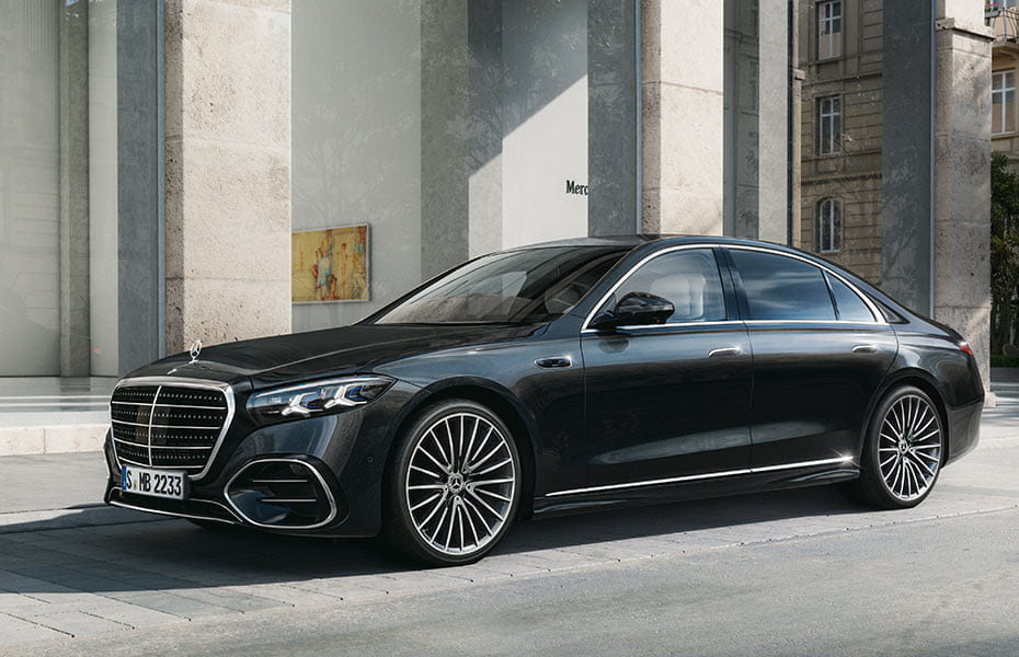 schwarze Mercedes-Benz S-Klasse V223 in der 3/4 Seitenansicht