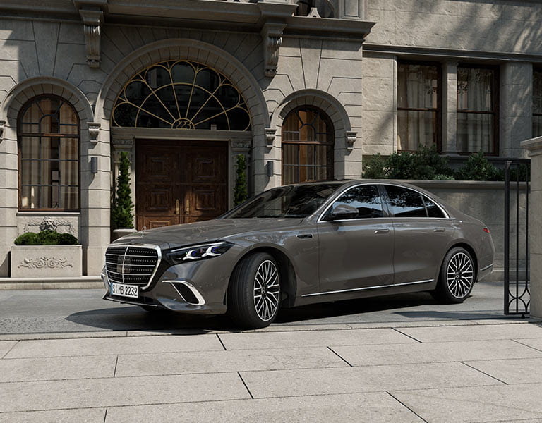 Mercedes-Benz S-Klasse V223 beim Einbiegen in eine Hofeinfahrt