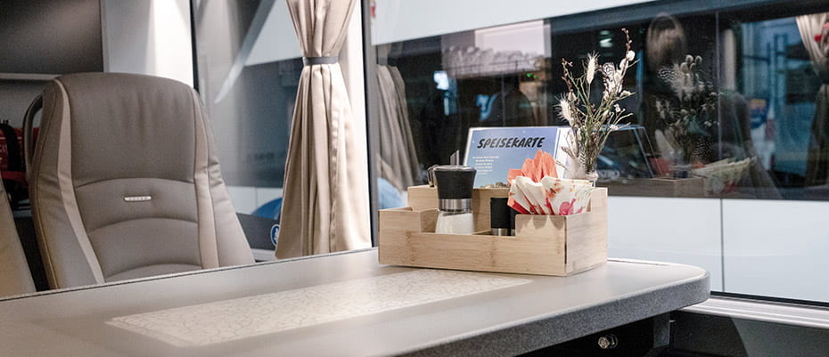 Sitzplätze im Bordbistro des STEWA Reisebusses