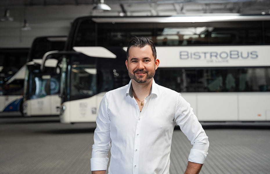 Pascal Stenger vor den STEWA Bistrobussen