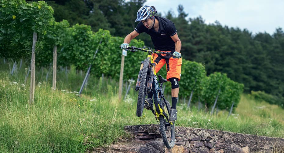 Pascal Stenger beim Sprung mit seinem Mountainbike von einem Felsvorsprung