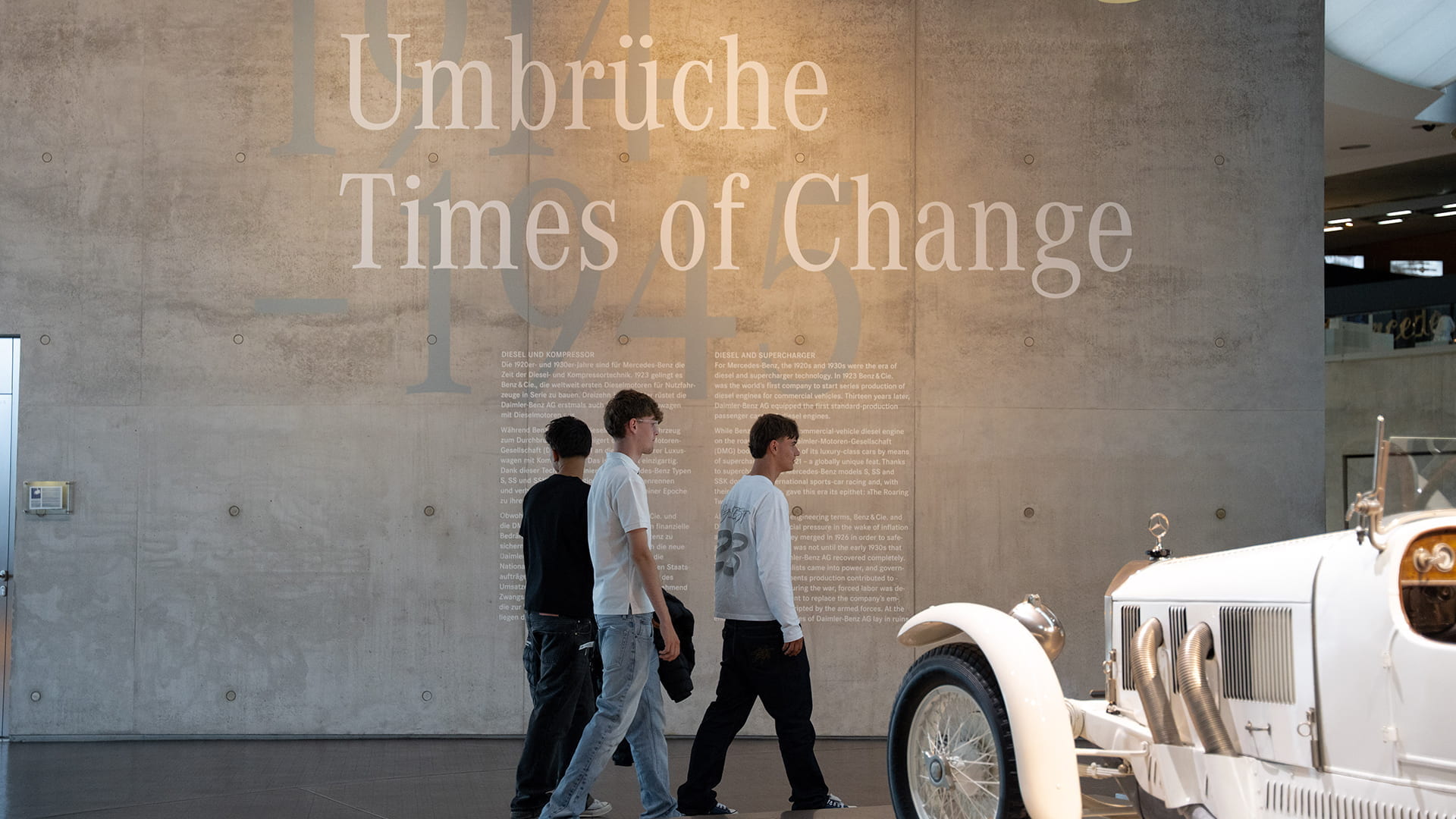 drei Kunzmann Azubis in der historischen Abteilung des Mercedes-Benz Museums