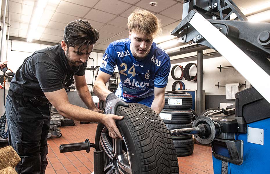 Kunzmann Mechatroniker und TVG Spieler beim Räderwuchten