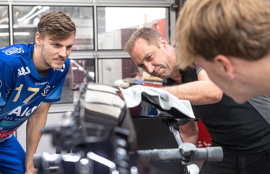 Mario Sommer und TVG Spieler überprüfen eine Stoßstange