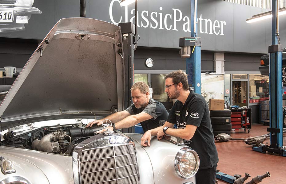 Kontrolle eines Oldtimers von Kunzmann Mitarbeiter und TVG Trainer