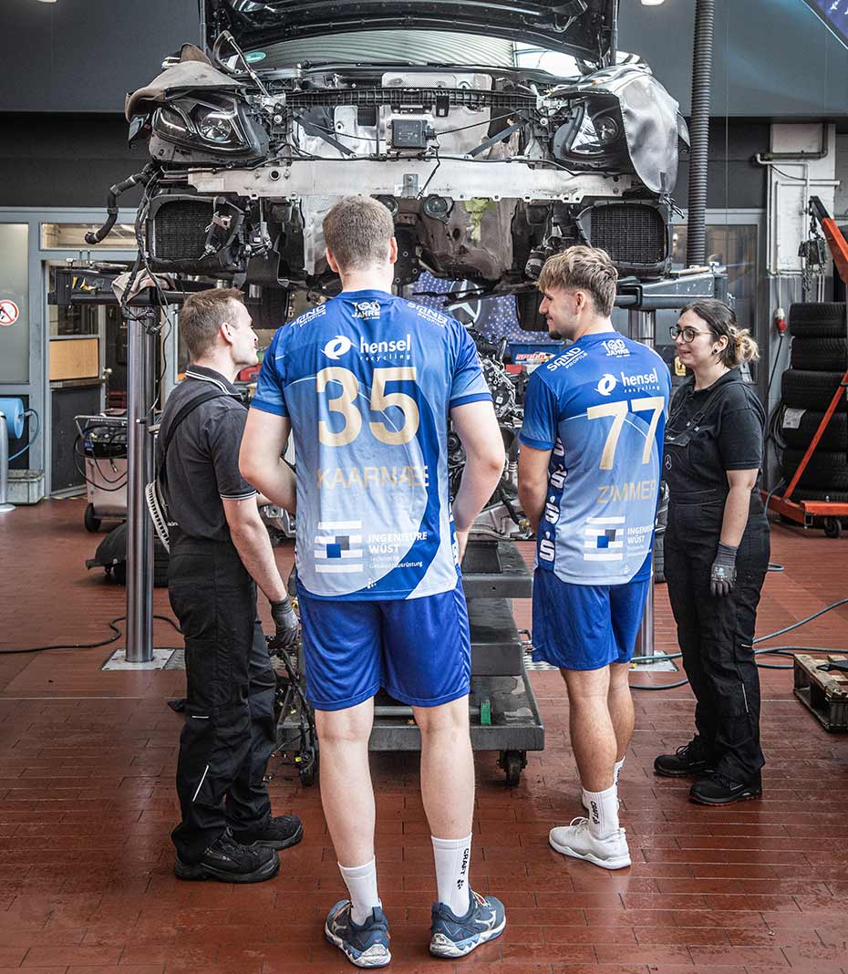 Kunzmann Mechatroniker und TVG Spieler schauen sich einen Motor an