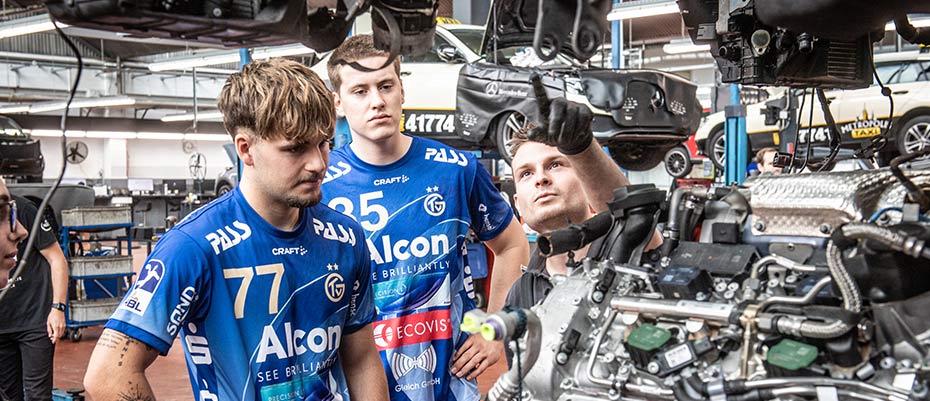 Kunzmann Mechatroniker und TVG Spieler schauen sich einen Motor an