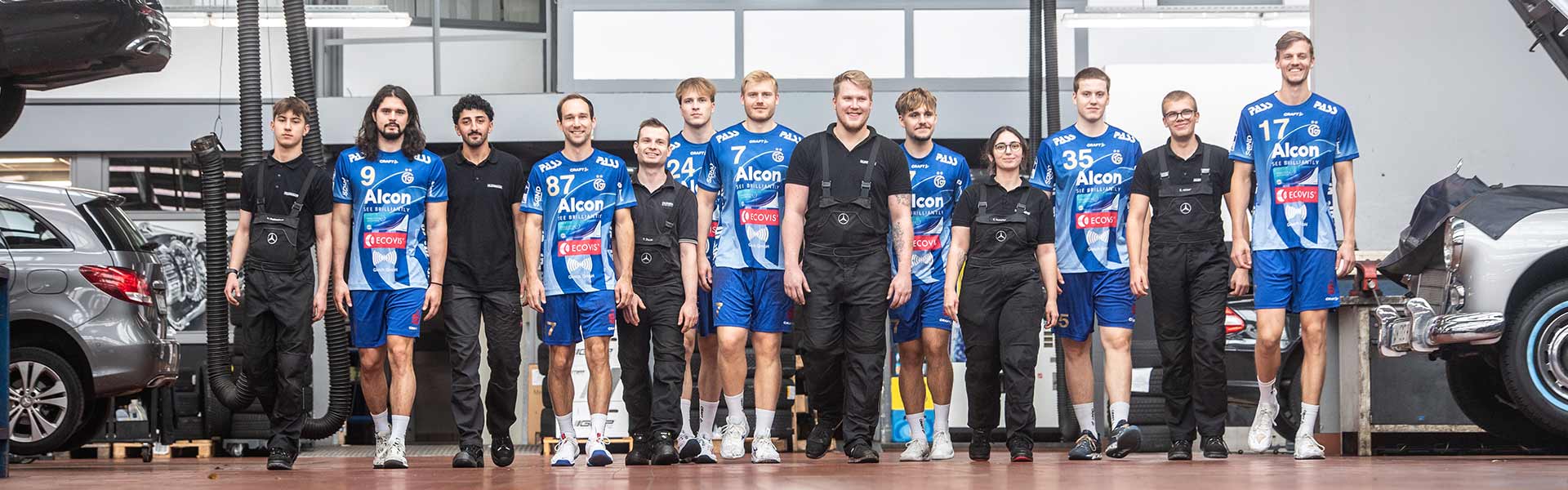 Kunzmann und TVG Mannschaft in der Autohaus Werkstatt