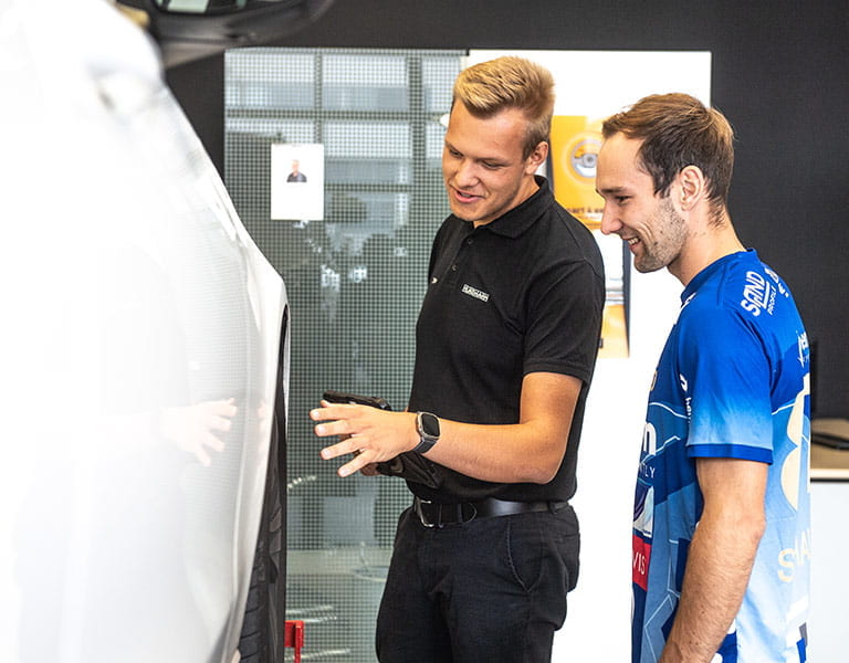 Florian Buder und TVG Spieler am Fahrzeug