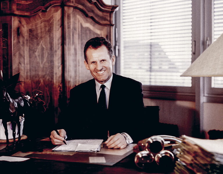 Wolfgang Diehm am Schreibtisch mit einem Stift in der Hand