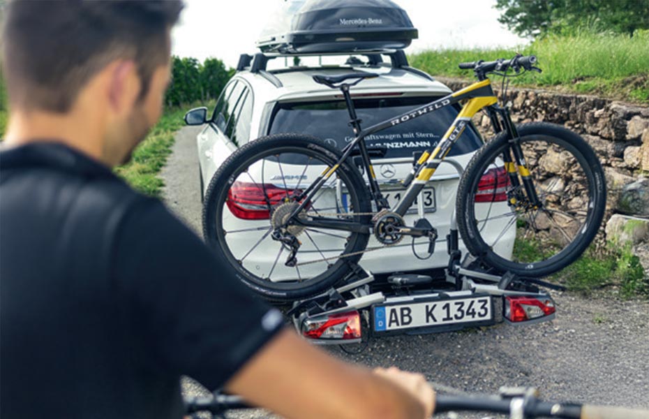 Pascal Stenger am Heck einer Mercedes-Benz C-Klasse mit Fahrradträger Pascal Stenger am Heck einer Mercedes-Benz C-Klasse mit Fahrradträger