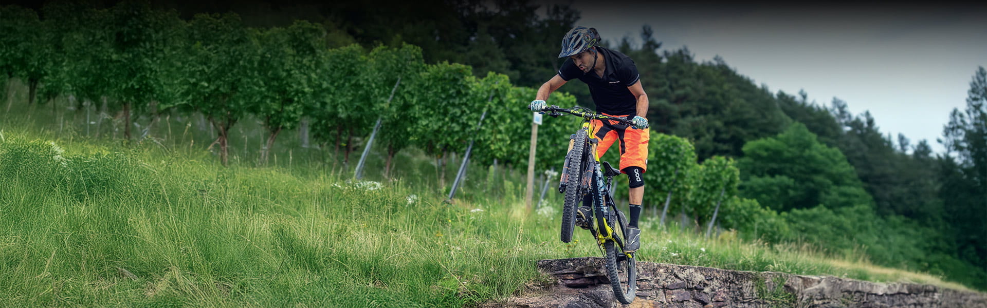 Pascal Stenger während eines Sprungs auf dem Mountainbike