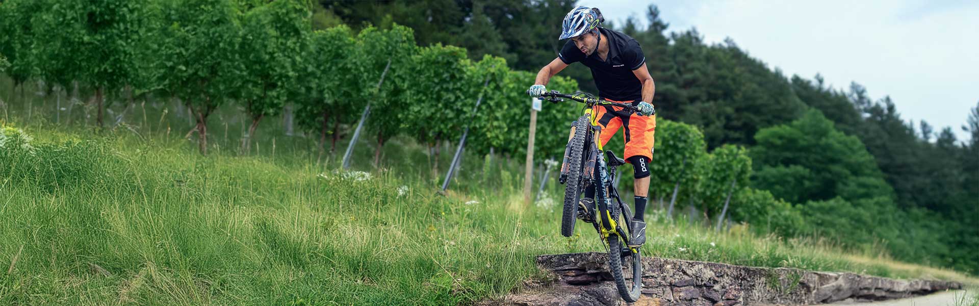 Pascal Stenger während eines Sprungs auf dem Mountainbike