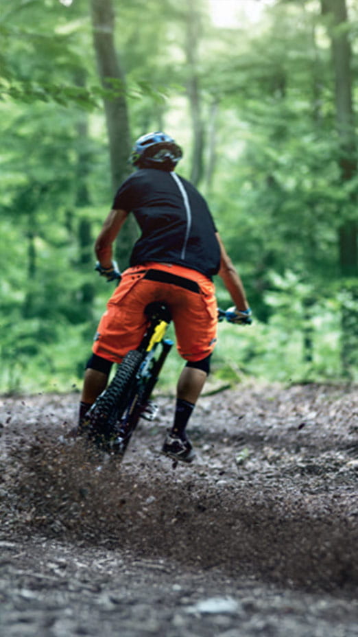 Pascal Stenger auf dem Fahrrad im Wald