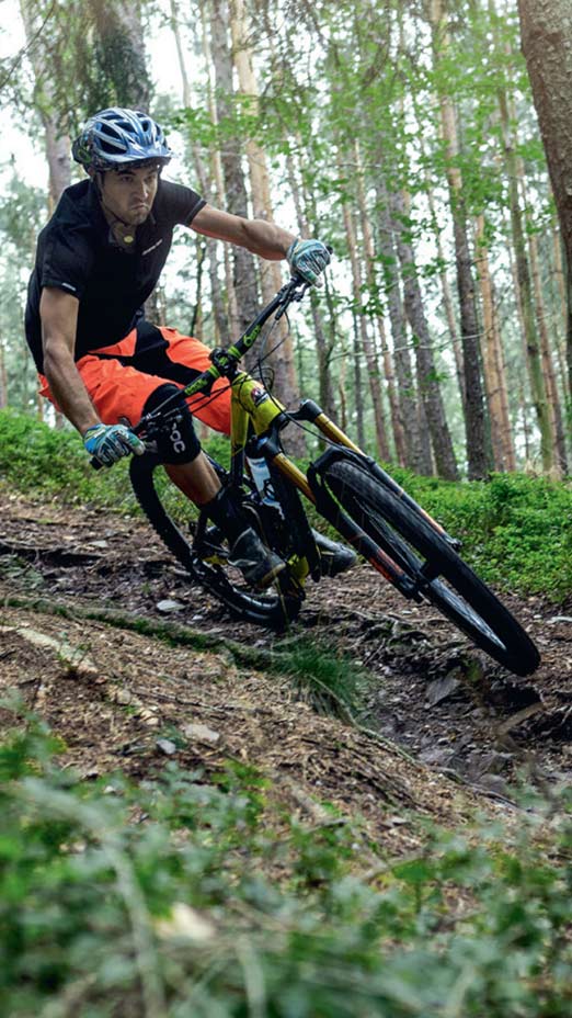 Pascal Stenger bei Downhill Abfahrt auf seinem Mountainbike