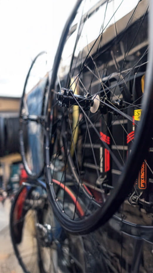 Auswahl von Fahrrad-Felgen im Laden an der Wand