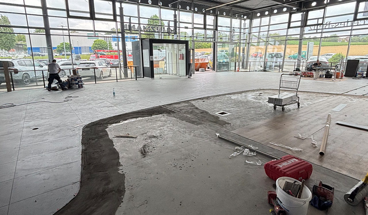 Halb gelegter Boden im Kunzmann Standort Gelnhausen mit Werkzeug und Arbeitsmaterialien