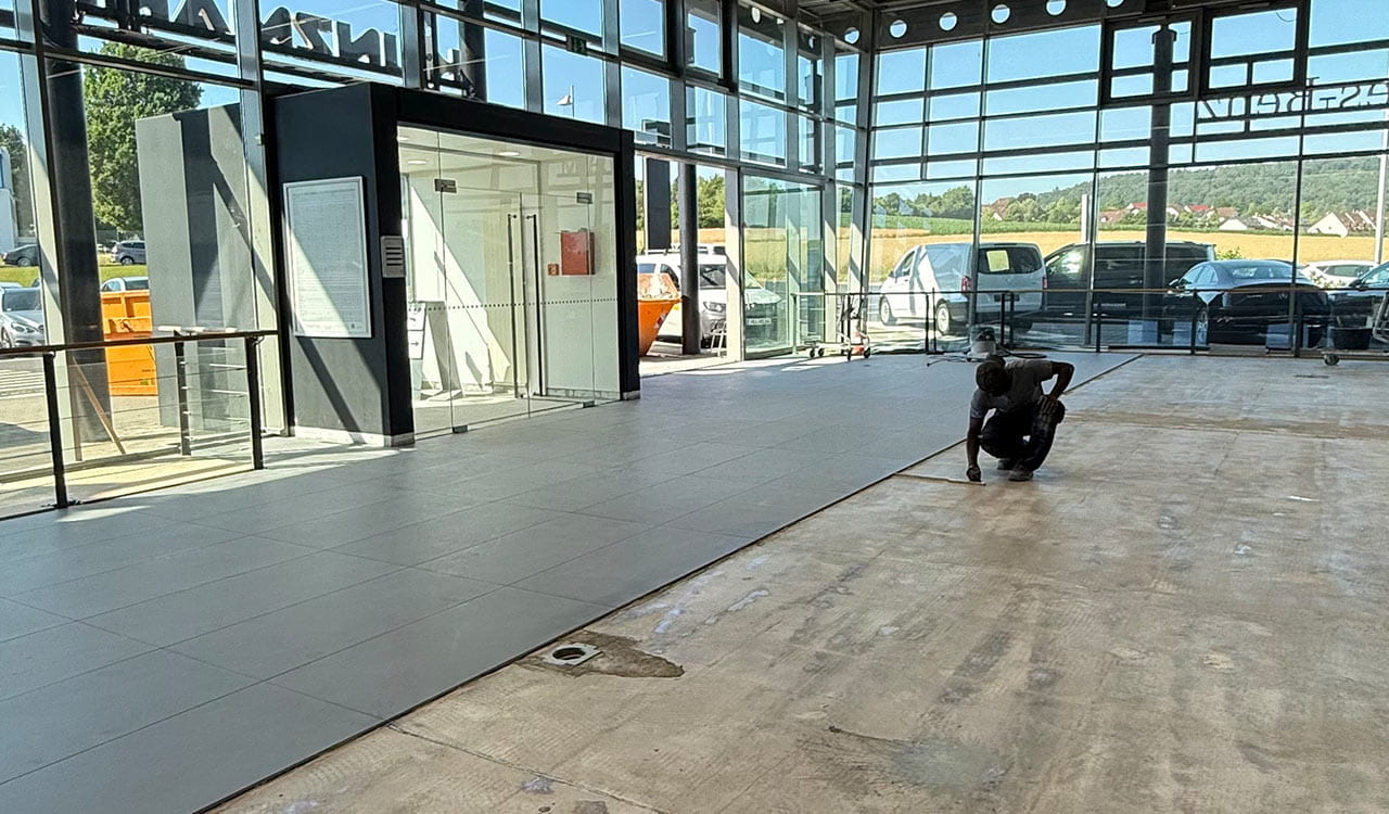 Umbau des Kunzmann Standorts in Gelnhausen im Eingangsbereich mit neuem Boden