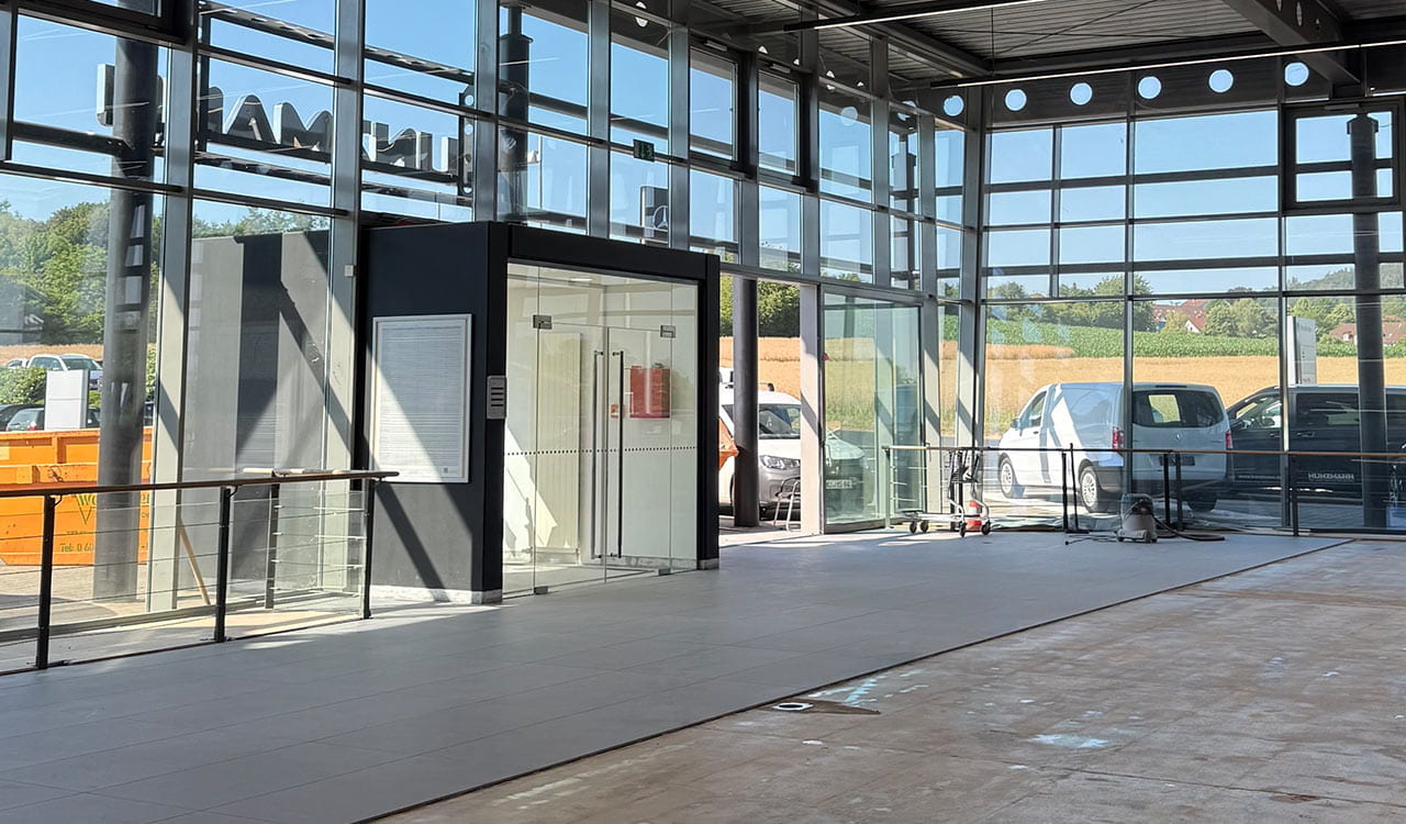 Umbau des Kunzmann Standorts in Gelnhausen im Eingangsbereich mit neuem Boden