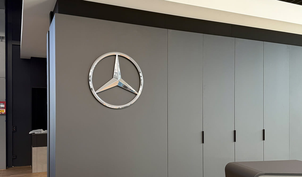 Mercedes-Benz Stern im Kundenwartebereich am Kunzmann Standort in Stockstadt