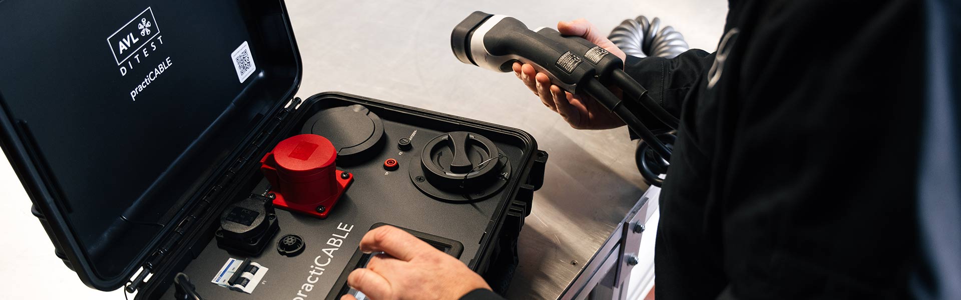 Prüfgerät zur Überprüfung von Ladekabeln bedient durch Kunzmann Mechatroniker