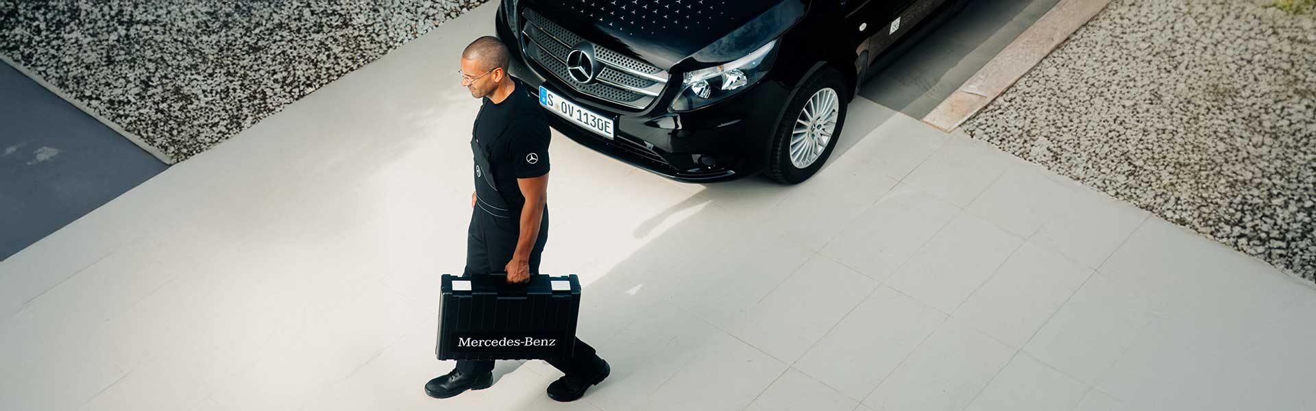 Mercedes-Benz Monteur in der Werkstatt an einem Mercedes-Benz Transporter