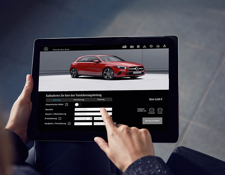 Mercedes-Benz Versicherungsrechner geöffnet auf einem Tablet Mercedes-Benz Versicherungsrechner geöffnet auf einem Tablet