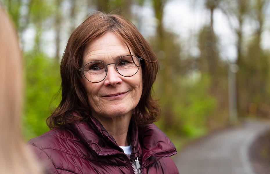 Vertrauensperson Birgit Reichert im Portrait beim Gespräch im Wald
