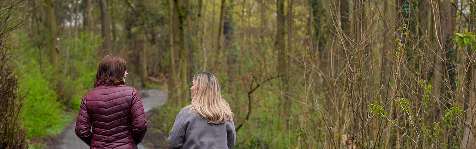Vertrauensperson Birgit Reichert im Gespräch mit Kunzmann Mitarbeiterin im Wald