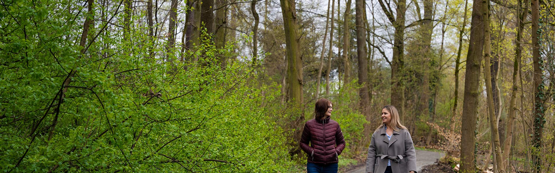 Vertrauensperson Birgit Reichert im Gespräch mit Kunzmann Mitarbeiterin im Wald
