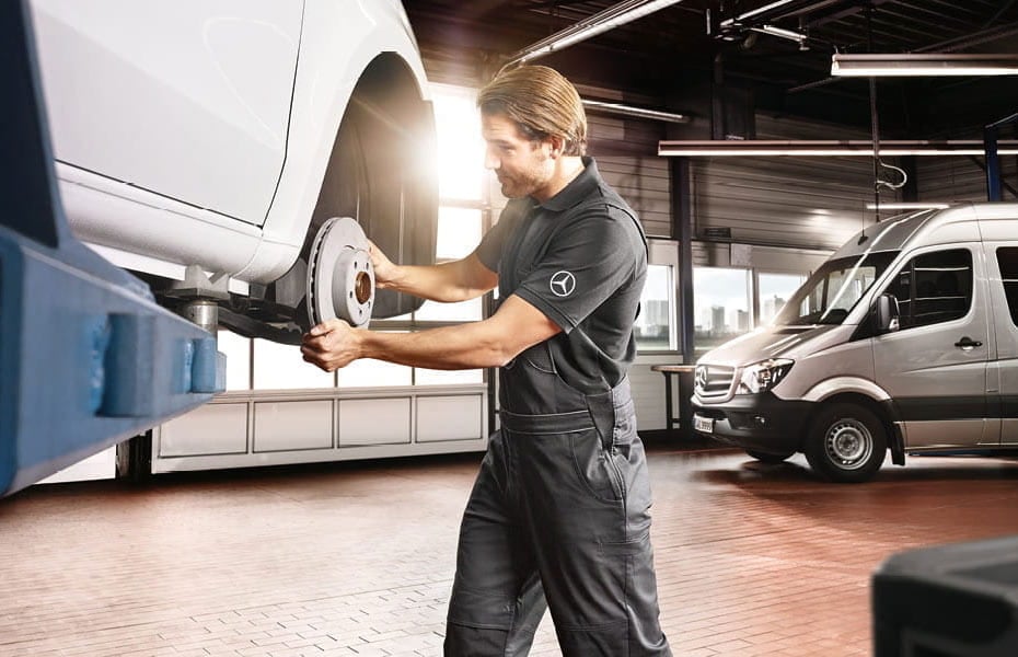 Mercedes-Benz Monteur in der Werkstatt an einem Mercedes-Benz Transporter