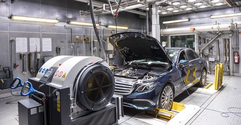 Neues Testverfahren: Der WLTP-Zyklus Bild zeigt einen Mercedes-Benz Pkw auf dem Prüfstand